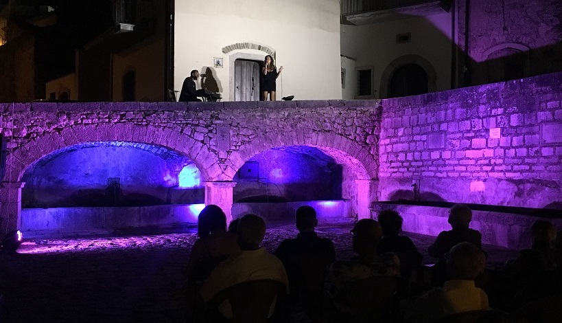 Piazza Canale, il rione si illumina con lo spettacolo dedicato a Lucio Dalla